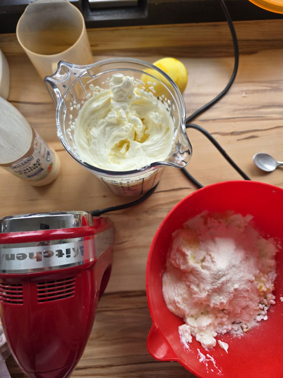 Die Creme für die Fülllung der Erdbeer-Biskuitrolle vorbereiten