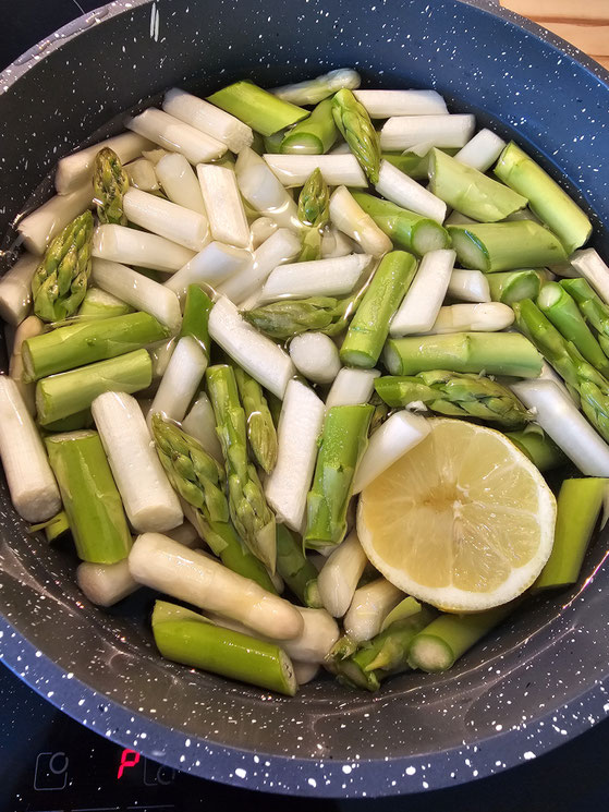 Spargelstücke im Topf kochen/blanchieren
