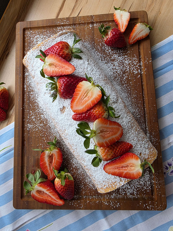 Erdbeer Biskuitrolle mit frischen Erdbeeren und Sahnefüllung