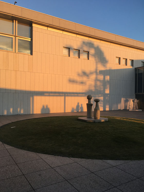 初めて訪れた神奈川県立近代美術館・葉山館。海からの夕日による人影と、彫刻（中央）はイサム・ノグチ