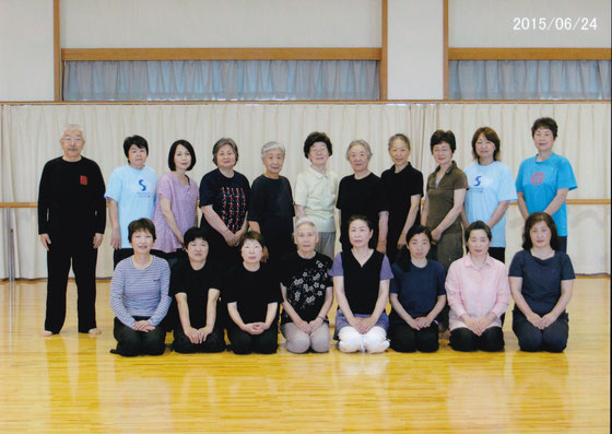 斉藤先生・新発田水曜教室のみなさん。ホールでの記念撮影。