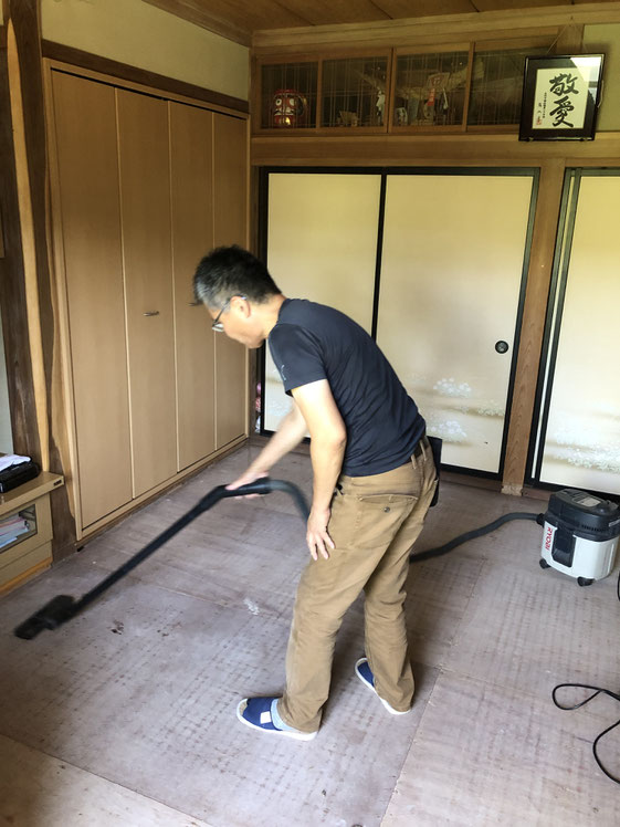 畳を外した後の床板を掃除機で清掃している様子。畳替え時に行う下準備。