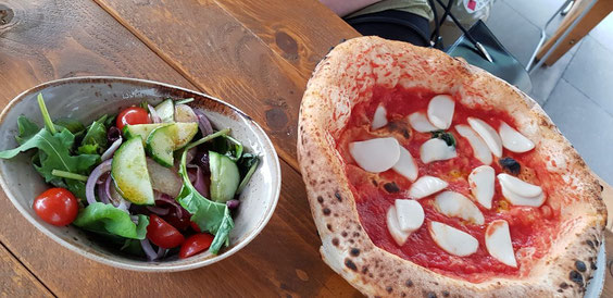 Noori's choice at 60 Seconds to Napoli Essen: Grünzeug (Green Stuff = a small mixed salad) and a vegan Pizza Margherita.