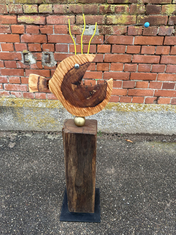 Holzfisch aus Elsbeere mit Motorsäge geschnitzt - Einzelstück auf alter Eichenholz Stele