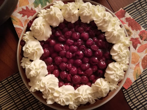 Kraftquelle, Kirschtorte mit Nüssen, Kraftquelle Essen, Geburtstagstorte mit Kirschen und Nüssen