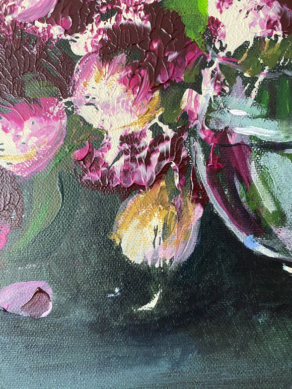 Ausschnitt aus Acrylbild mit Teil einer gemalten Vase und Pfingstrosen