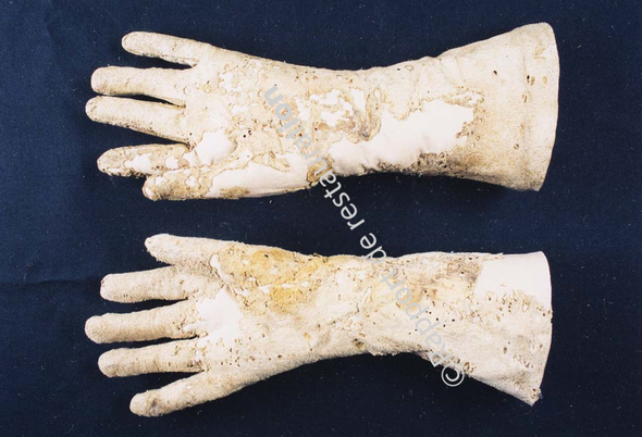 Fig. 16 - Gants restaurés, vue côté paume. ©rapport de restauration