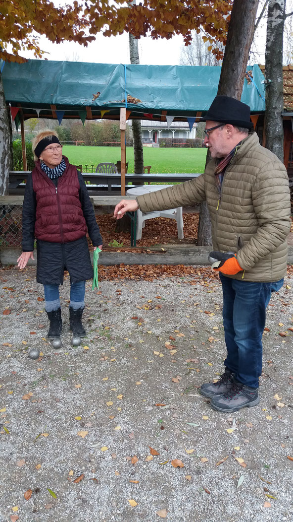 Was ist besondes wichtig? Ein locker durchgeschwungener, bis zum loslassen der Kugel gerader Arm!