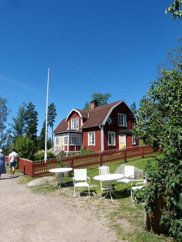 Elternhaus mit Fahnenmast