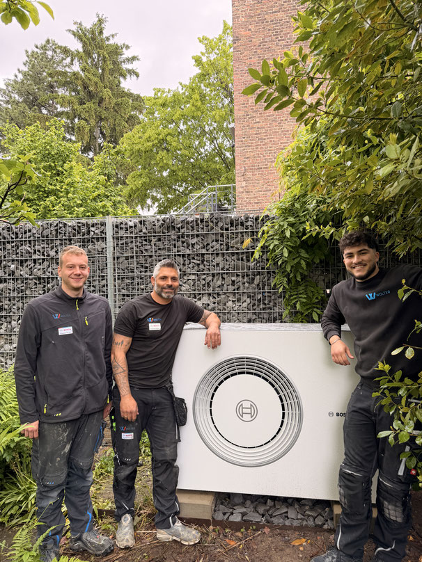 Wolter Wärmepumpe Ansicht im Außengelände mit Sven Wolter und seinem Team