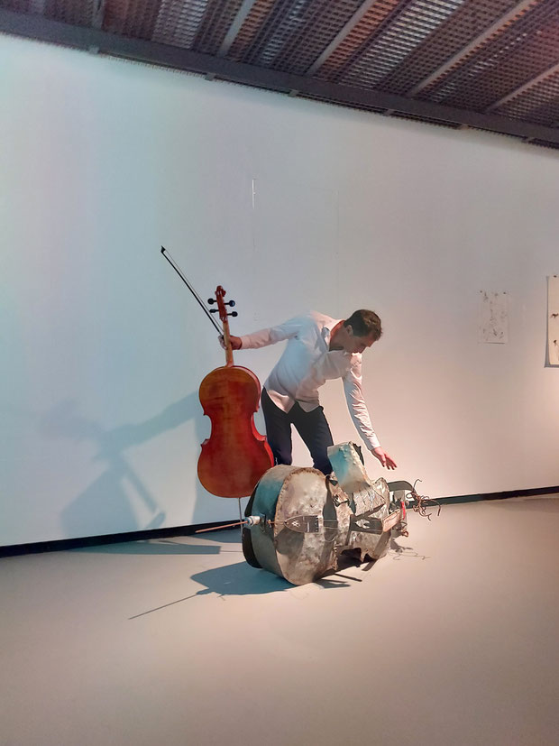 Performance in der Ausstellung "barfuß" Galerieverein Leonberg, Mai 2023.     ©Josch von Staudach