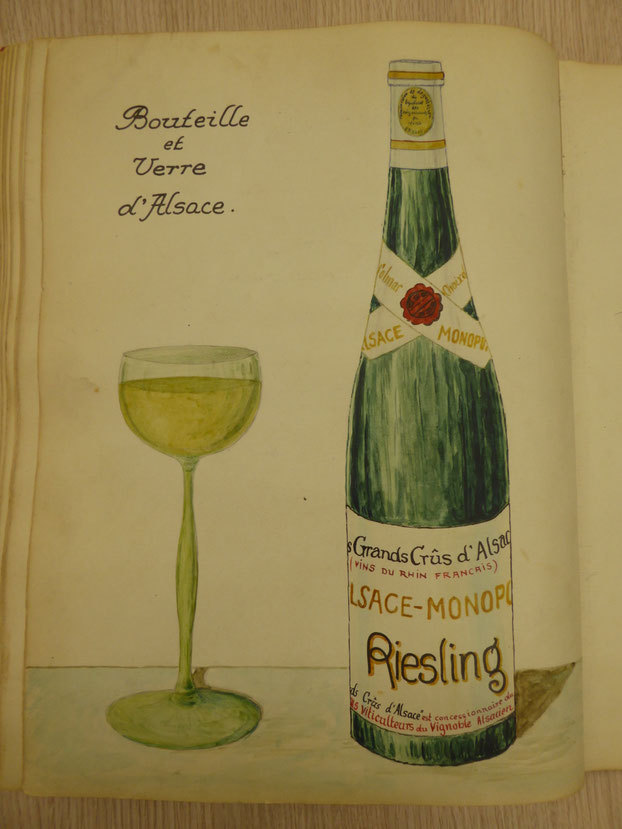 Gustave Burger (1878-1927) a écrit en 1924 pour son cher fils Edouard un manuscrit intitulé « La viticulture en Alsace ». C’est dans ce document exceptionnel que se trouve ce dessin d'une bouteille de Riesling Grands Crus d'Alsace - Vins du Rhin Français