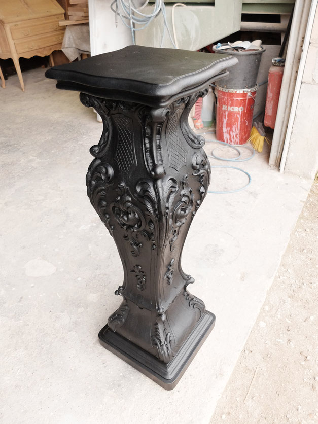 Console en noyer massif sculptée en laque noire ultra mat