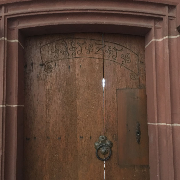 La porte de la sacristie de l'église de Hunawihr porte la date de 1525 ! 