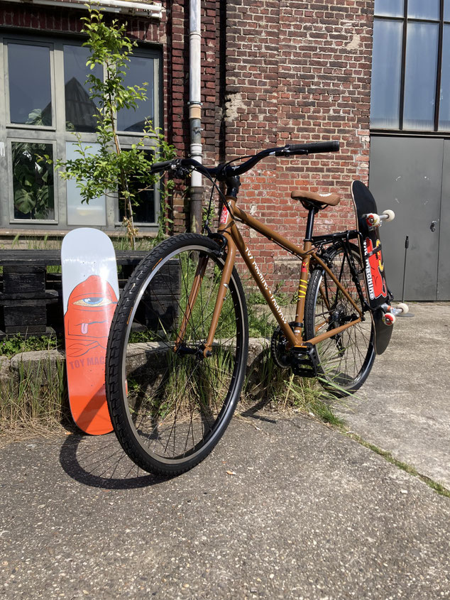 Ihr sucht ein Bike um lässig zum nächsten Skate-Spot zu kommen ? dann ist das Fairdale x Toy-Machine Lookfar genau das richtige für Euch ! Das Rad gibt es in den Größen S, M und L für teufliche 666,00€ ! (Skateboard und Deck nicht mit inbegriffen)