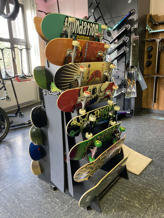 Wir haben neue Complete-Skateboards in Store. Ob für Groß oder Klein, hier ist für jeden etwas Dabei!