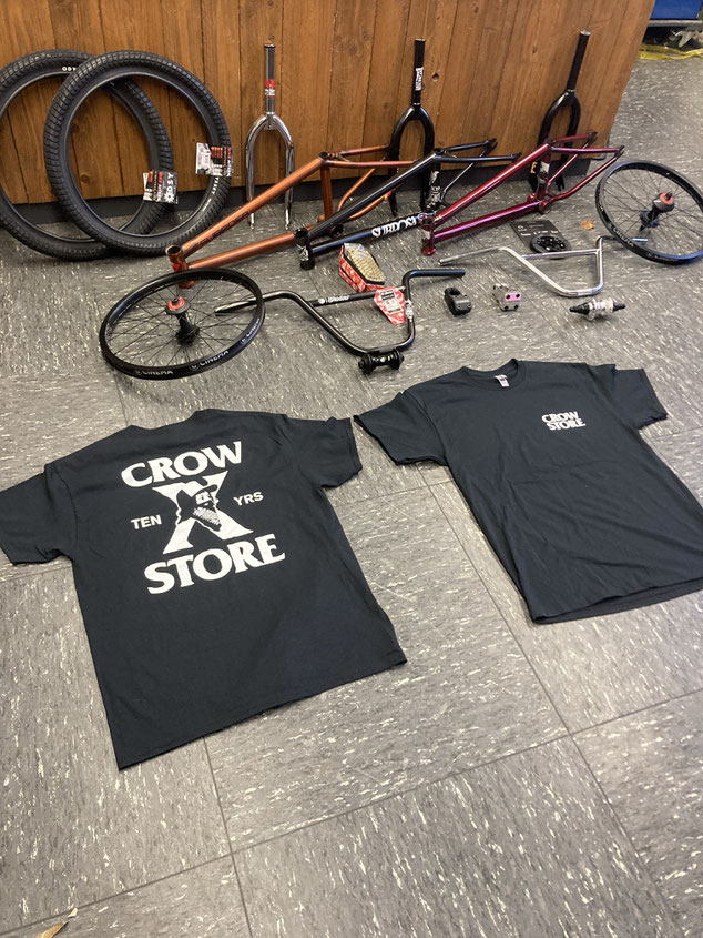 Wir haben den Laden picke packe voll mit neuen coolen BMX-Parts für dein Custom-Bike! Die beliebten Crow-Store T-shirts sind auch wieder erhältlich. Gönnt euch!