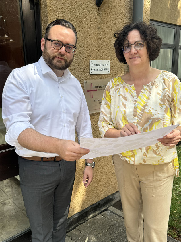 Dekanin Eva Brinke-Kriebel und der Leiter des Kirchenkreisamtes Waldeck-Frankenberg, Philipp Immel, geben Auskunft zum Gebäudestrategieprozess im Kirchenkreis. (Foto: Kerstin Kleine) 