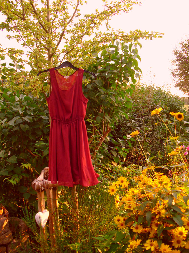 Rotes Kleid Second Hand