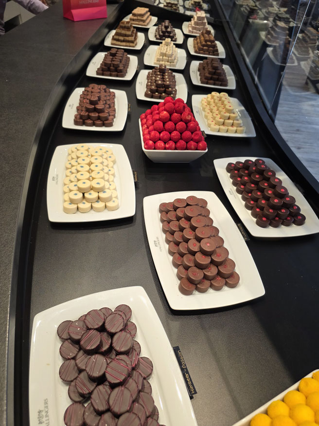 Auswahl handgemachter Pralinen auf Servierplatten im Hallingers Store in Landsberg am Lech