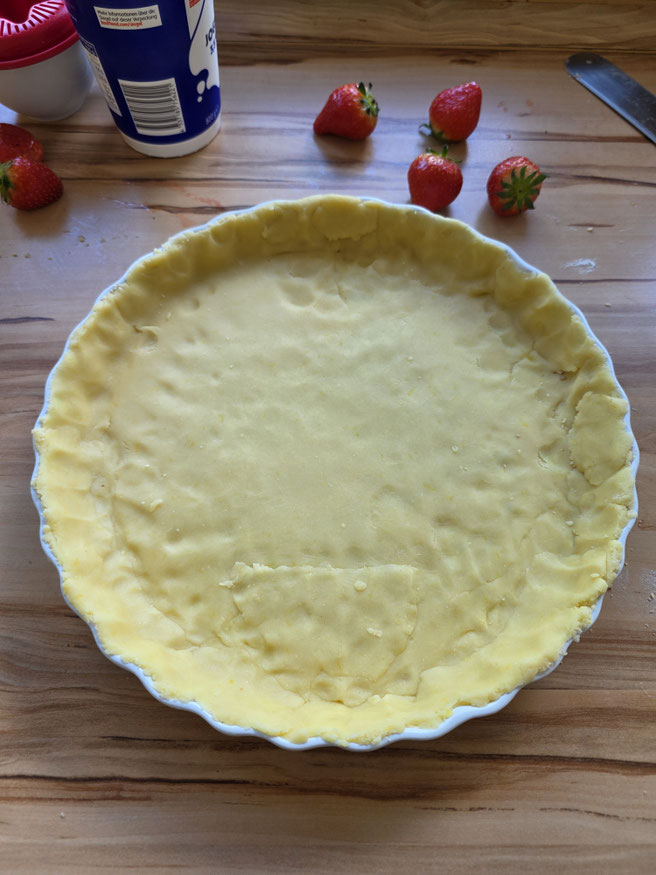 Mürbeteig in einer Tarteform für Erdbeer-Yogurette-Tarte