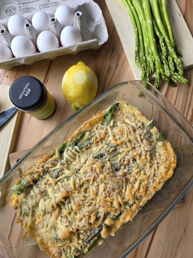 Fertiges Spargelgratin mit grünem Spargel in der Auflaufform
