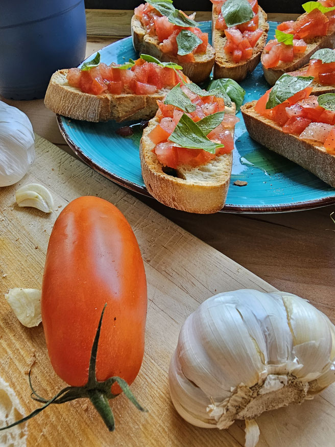 Bruschetta mit frischen Tomaten und Basilikum als Antipasti Rezept