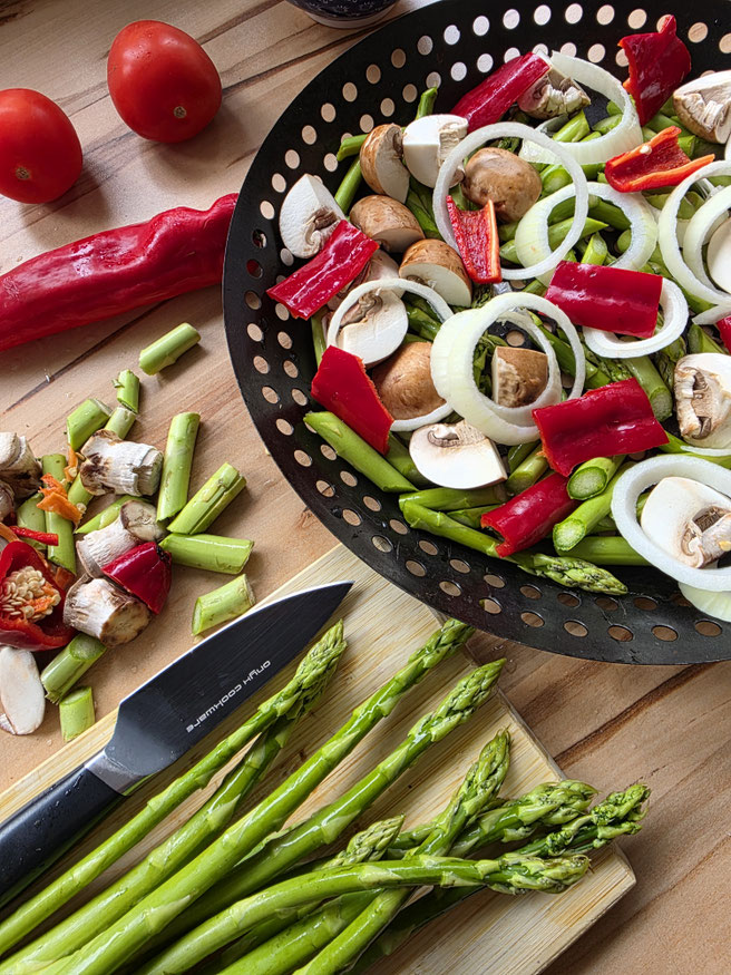 Frisches Gemüse für den Grill vorbereitet