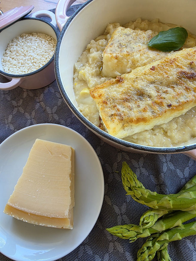 Weißes Spargelrisotto mit knusprigem Kabeljaufilet