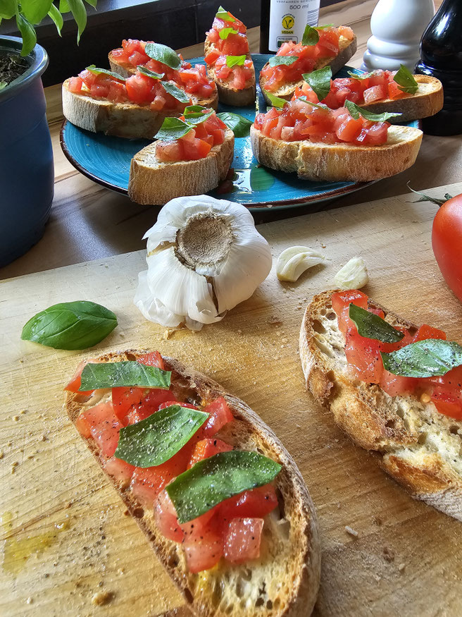 Bruschetta einfach selber machen wie beim Italiener mit frischen Tomaten