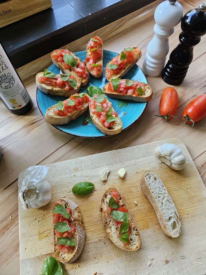 Klassische italienische Bruschetta mit Tomaten auf knusprigem Brot