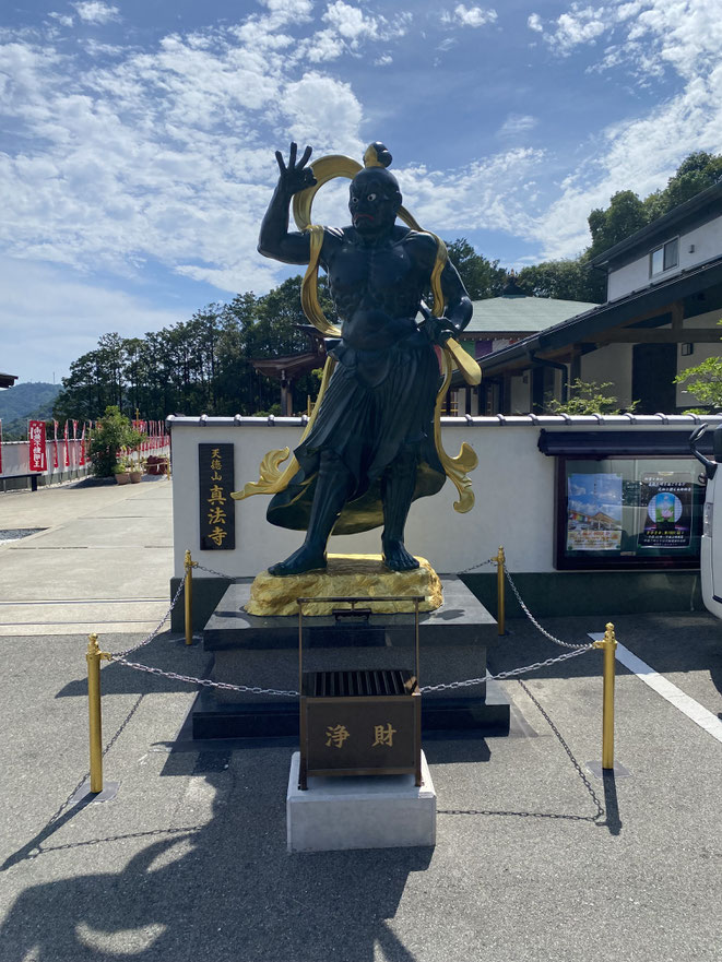 仁王像　金色塗装