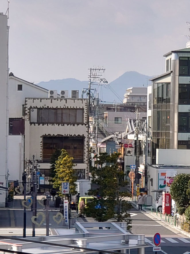 近鉄八木駅前から見える二上山