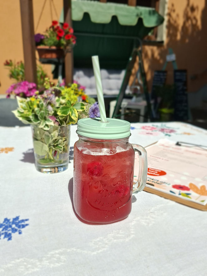 Hausgemachte Limonade im Außensitz des Gasthaus Götz
