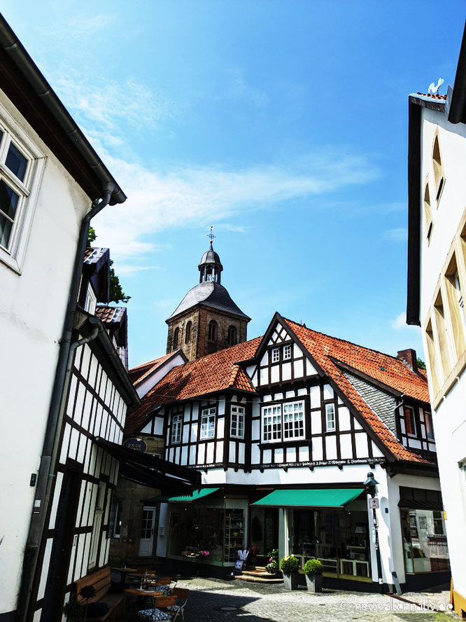 Fachwerkhäuser und eine Kirche in Tecklenburg.