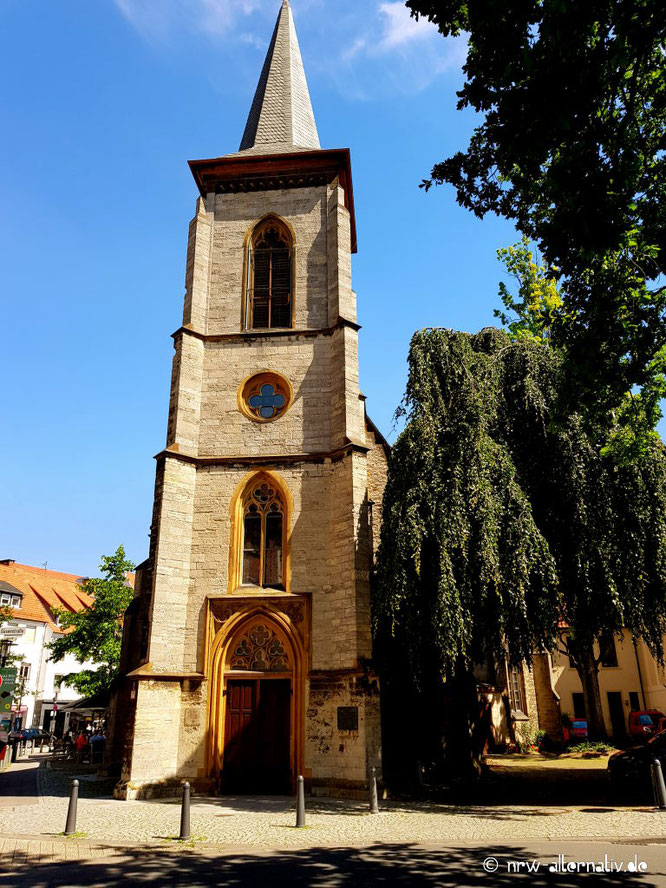 Hier seht ihr ein Bild einer Kirche in Bielefeld. 