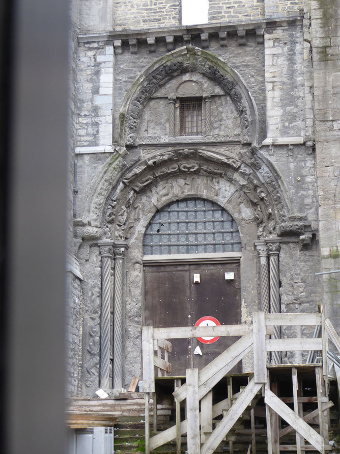 Tournai - Cathédrale Notre-Dame - Porte Mantile naast het noordtransept