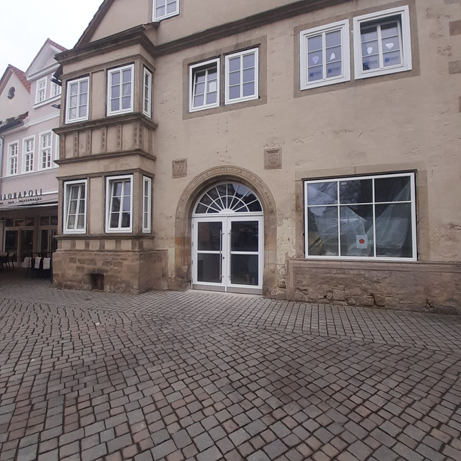 Fenster und Ladeneingangstür in Hameln, nach Vorgabe Denkmalschutz 