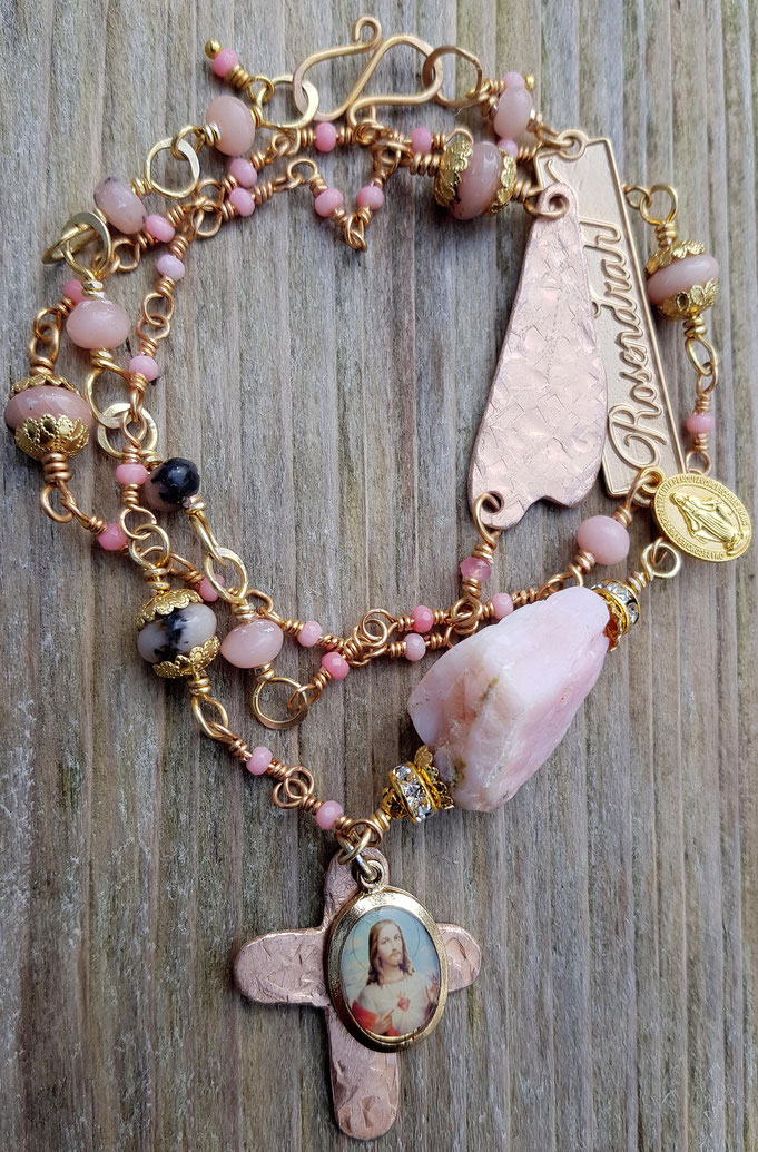 Rosendraht Rosendraht.de webshop Schmuck online Manufaktur handgemacht Schmuckdesign Design Designerschmuck Unikate Goldschmuck Edelsteinschmuck Armband Halskette Kette Marienmedaille Maria Jesus Charm Anhänger Herz Kreuz Opal Andenopal pink rosa 2in1