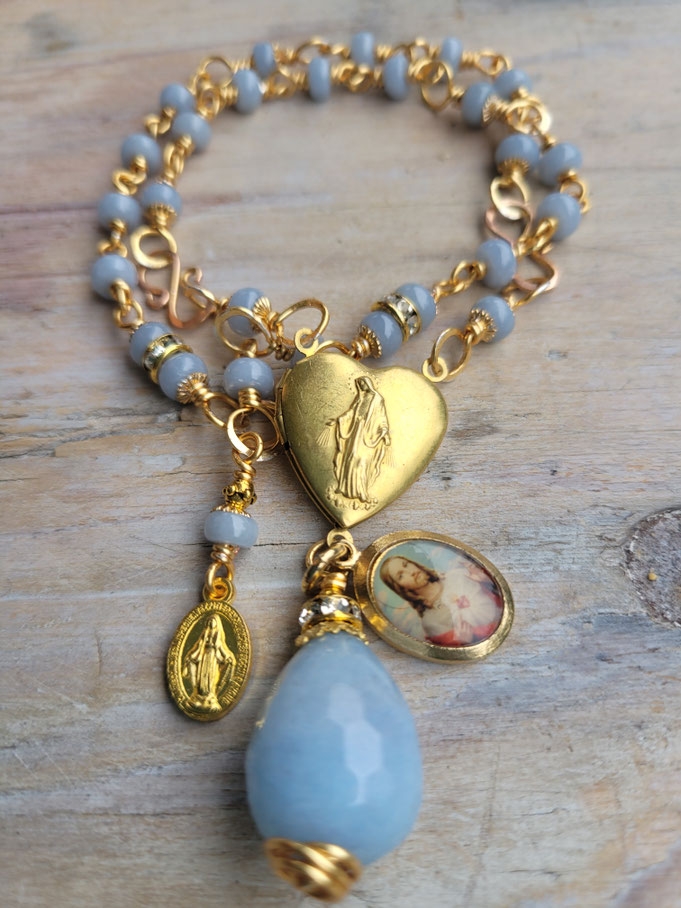 Rosendraht Rosendraht.de webshop Schmuck online Manufaktur handgemacht Schmuckdesign Design Designerschmuck Unikate Goldschmuck Edelsteinschmuck Armband Halskette Kette Marienmedaille Maria Jesus Charm Anhänger Herz Kreuz Jade Amethyst lila magenta 2in1