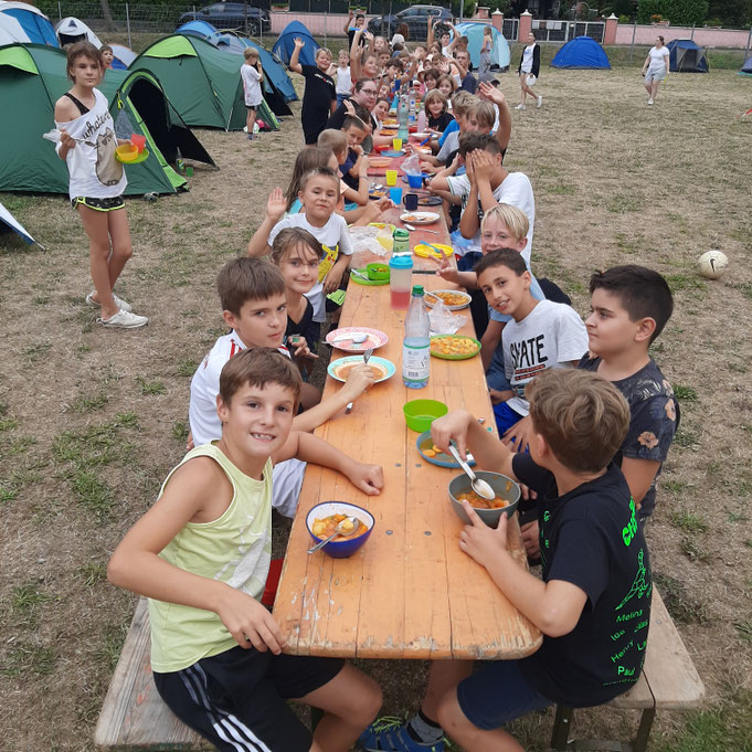 Abendessen auf dem Bolzplatz