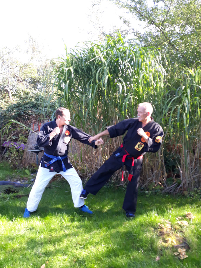 Carsten Papenfuß (links im Bild) und GM Erich Ries während des Einstufungslehrgangs zum 1. Dan Kenko Kempo Karate