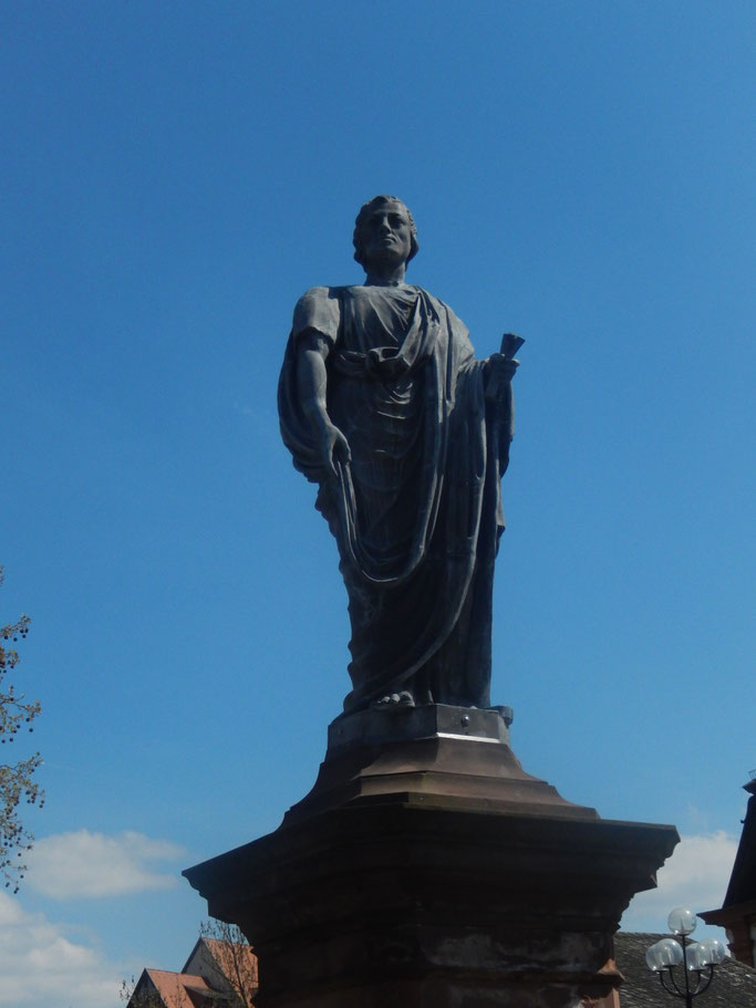 Postum errichtetes Denkmal von  Franz I. Graf zu Erbach-Erbach (1754 - 1823) als Togaträger vor dem Erbacher Schloss