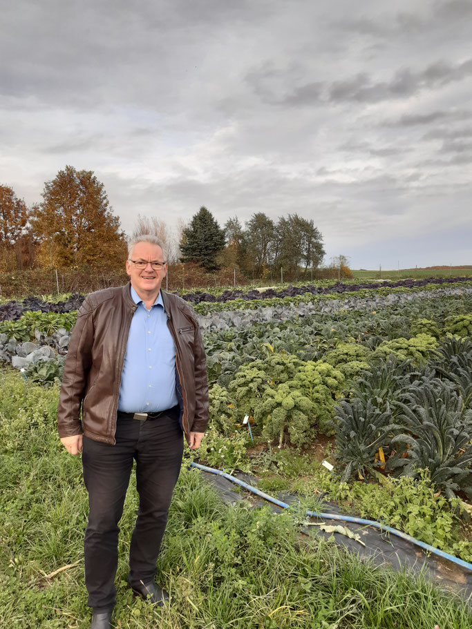 Fritz Hense, Präsident des RC Nidda vor den Kohlfeldern der Solawi Wallernhausen. Foto: Gert Holle