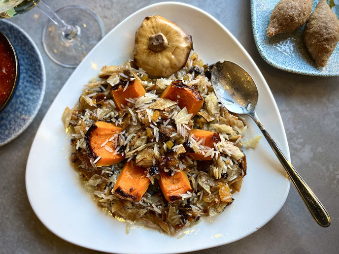 piatto tipico armeno a base di zucca al forno, riso, uvetta, miele e lavash fritto