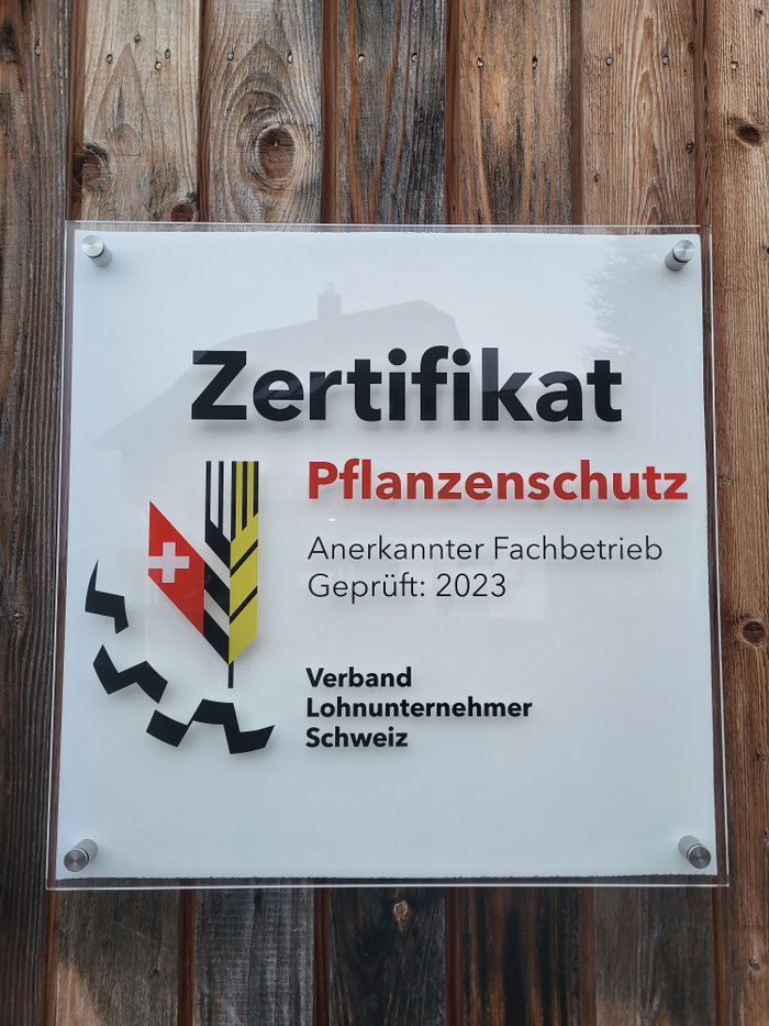Seit 2023 sind wir im Besitz vom " Zertifikat Pflanzenschutz" welches vom Lohnunternehmerverband lanciert worden ist. Wir durften mit 5 anderen Betrieben als erstes dieses zertifikat in Empfang nehmen.