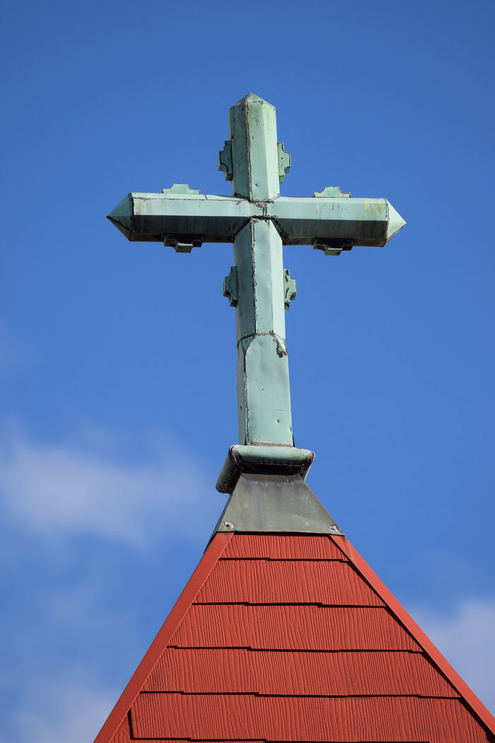 創立120周年を迎えた岡山市西大寺・旭東教会の会堂の屋根にずーっと立ち続けている歴史ある十字架です。2022年12月撮影