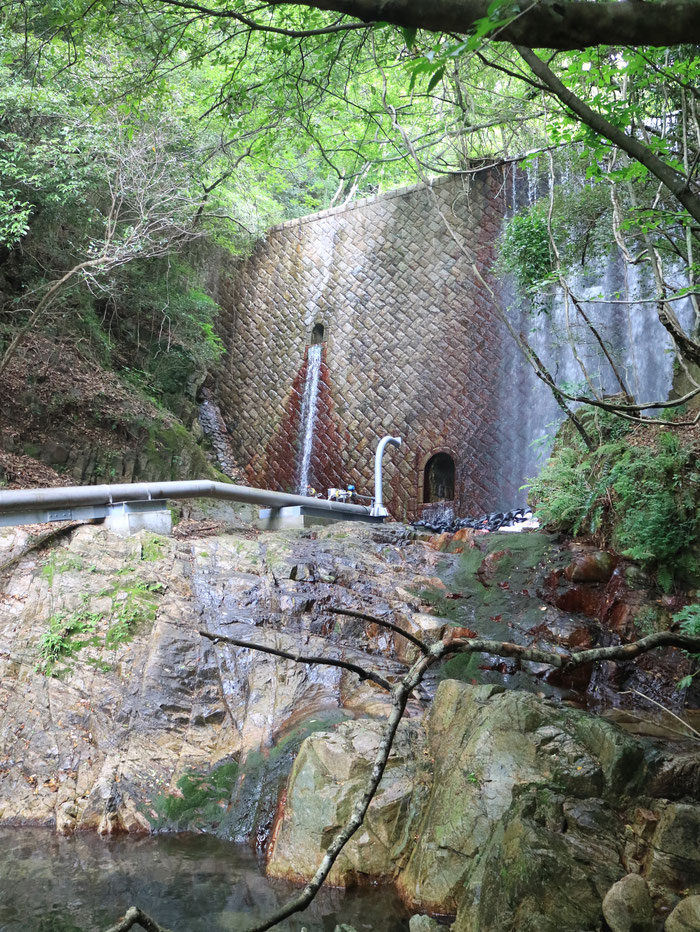「六甲川水車新田」小水力発電所　砂防ダムの滝壺から取水