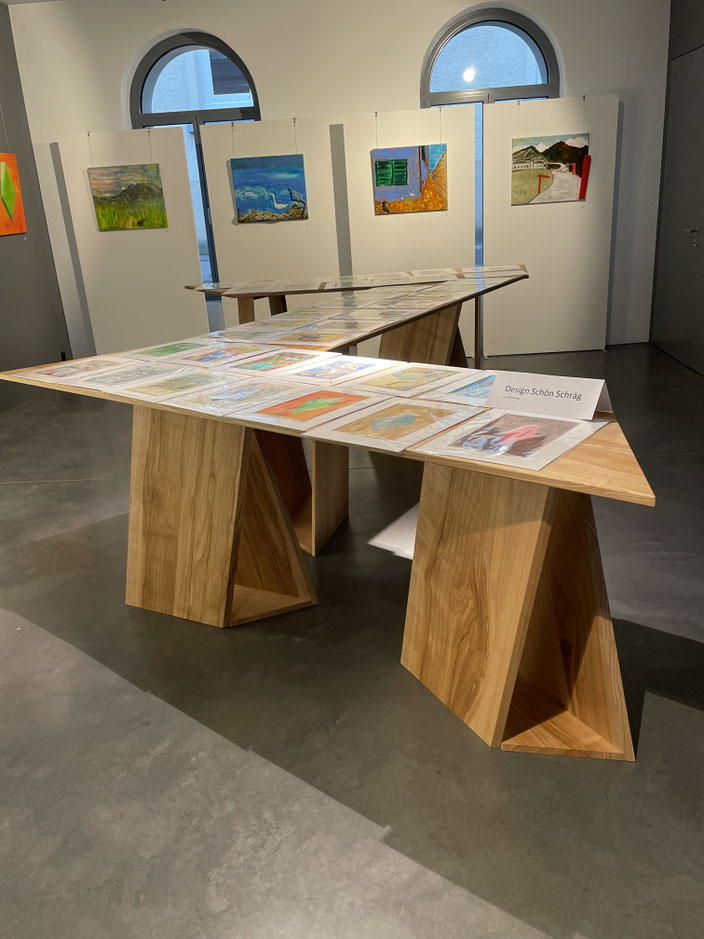 Kunstausstellung Mirjam H. Gerényi, 2021 (Tisch Design schön-schräg, Umsetzung Lukas Dähler)