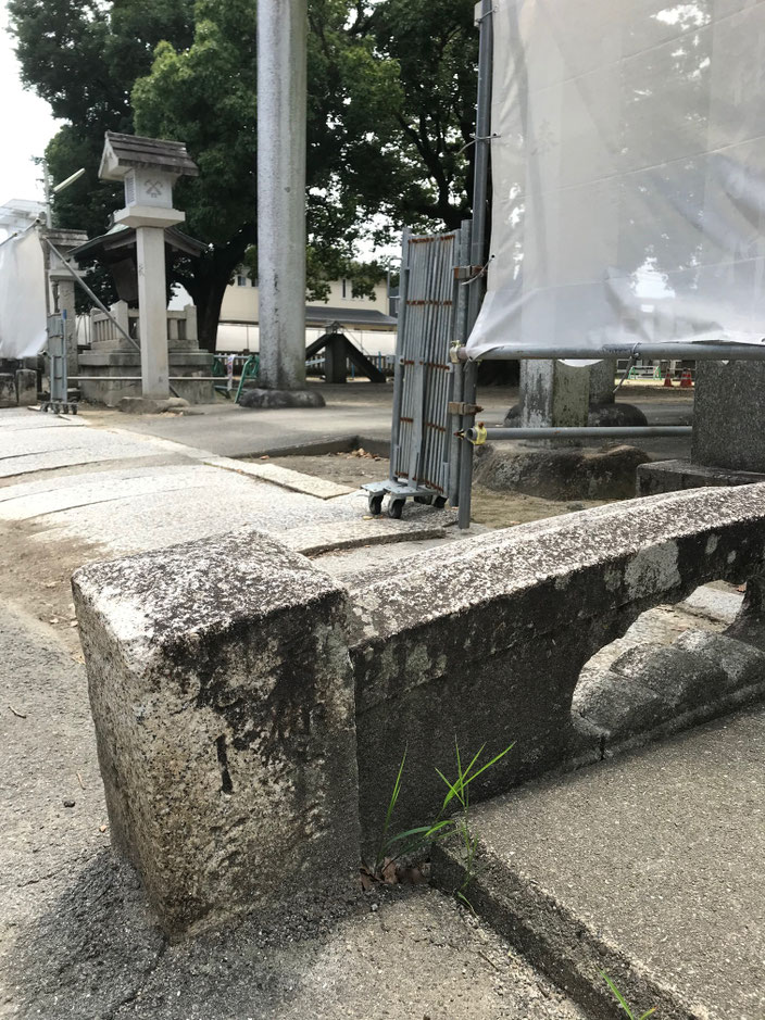 東の大鳥居の手前左右に天保年間の欄干がある